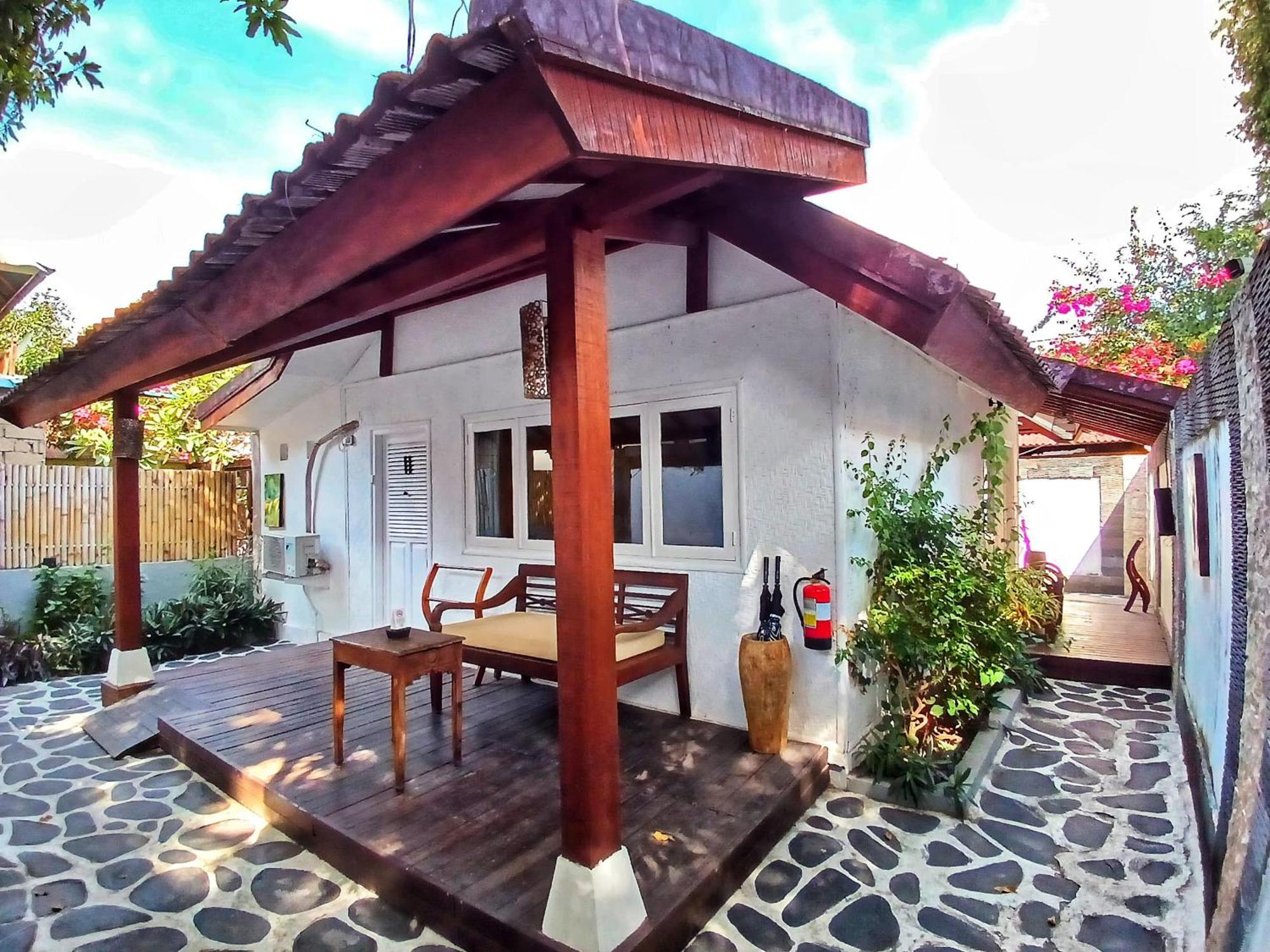 Scallywags Smugglers Gili Air Exterior photo