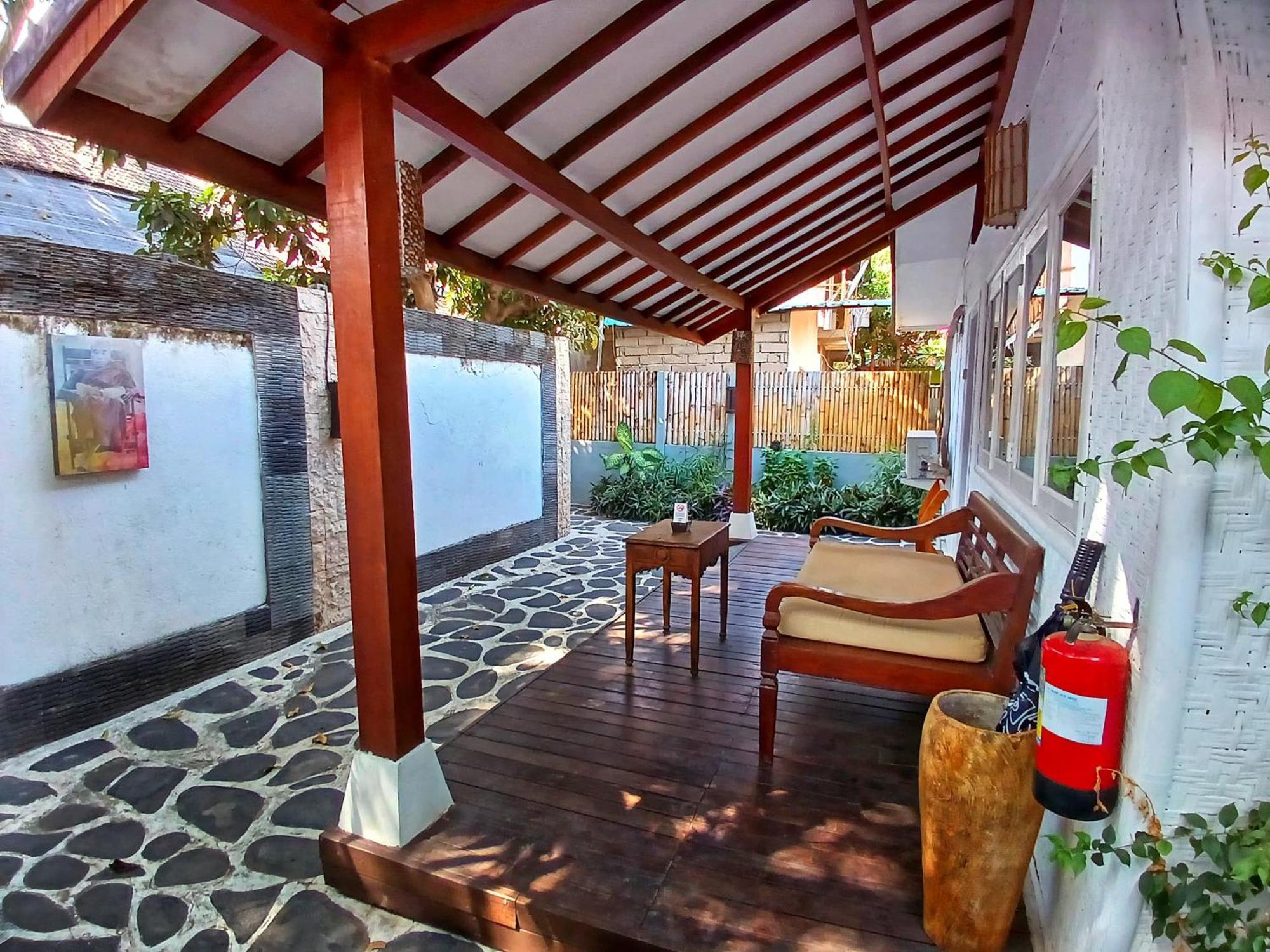 Scallywags Smugglers Gili Air Exterior photo